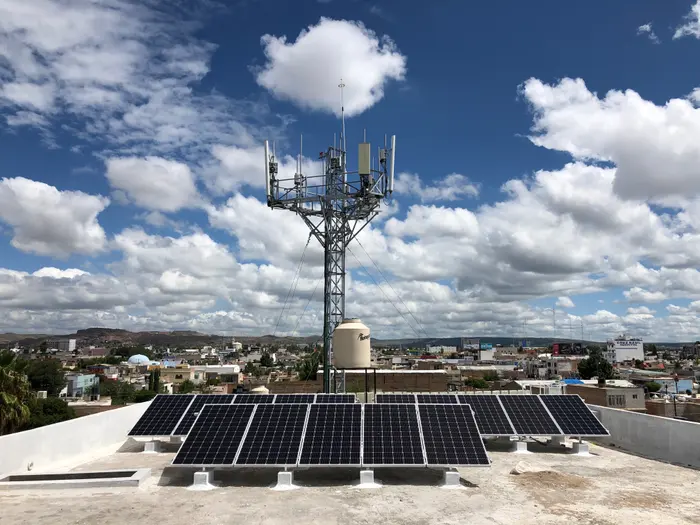 Paneles solares instalados en una azotea residencial en Durango