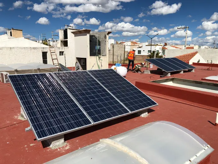 Estructura con paneles solares en instalación comercial