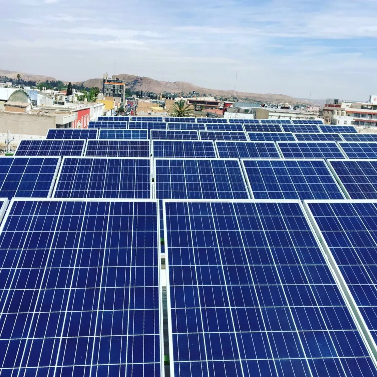 Instalación de paneles solares en un negocio de Durango